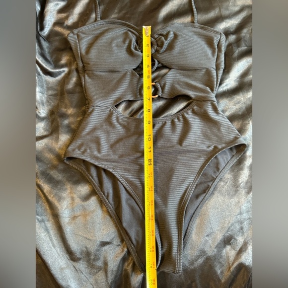 Hula Honey Black ribbed one piece‎ cutout swimsuit size medium - Picture 11 of 14